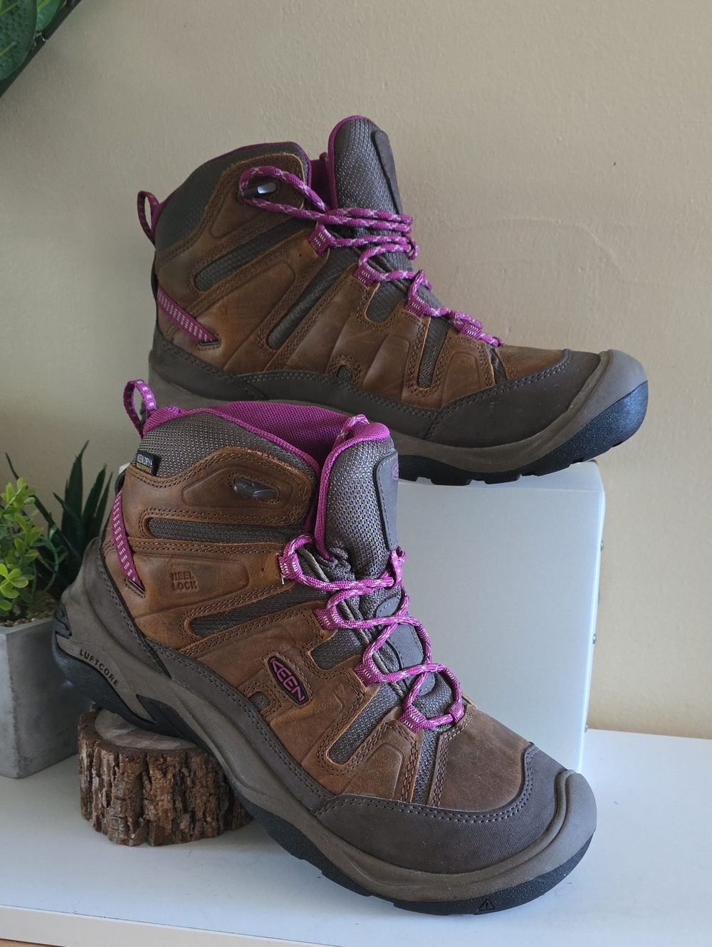 KEEN Women's, Circadia Mid Waterproof Hiking Boot - 10 US ( EUC)